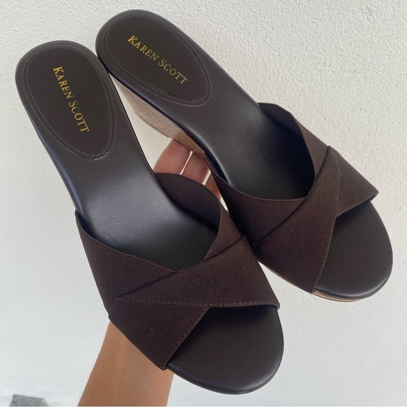 Karen Scott 8.5 Brown Wedges - Picture 2 of 10
